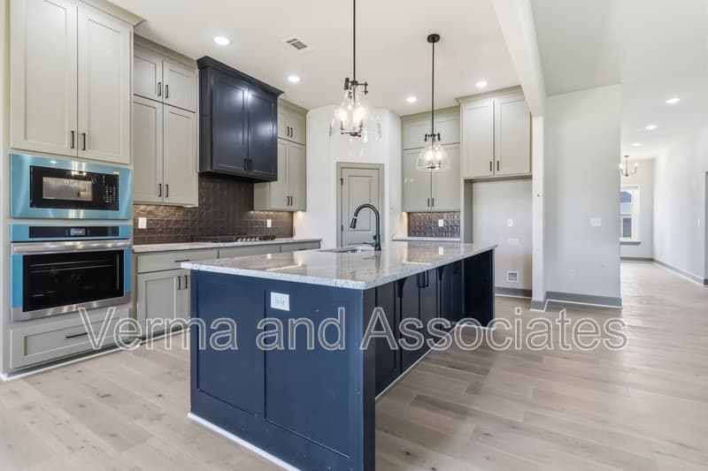 Centerton House: 980 Trestle Ln