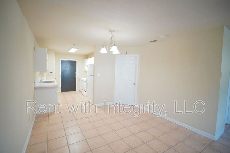 Tallahassee House: 859-1 W Brevard St