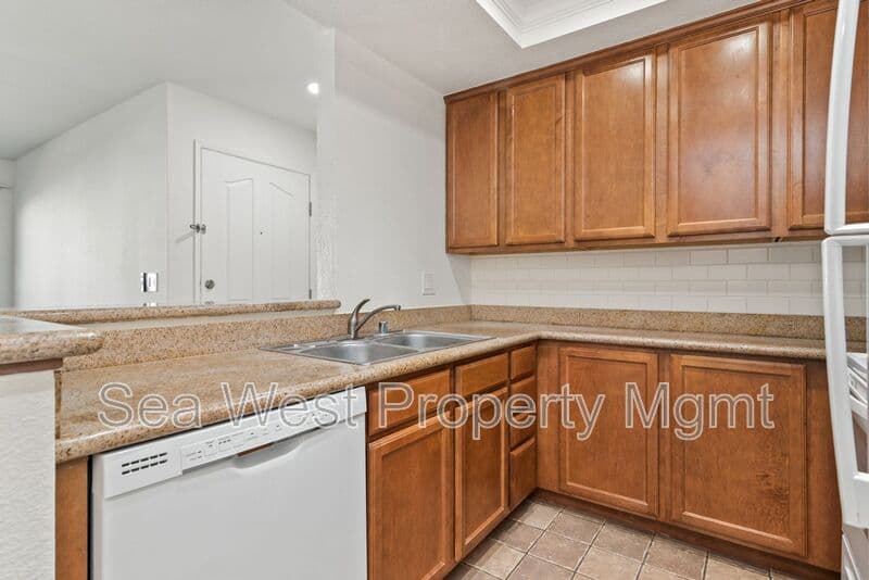 Oceanside Condo: 432 Edgehill Lane
