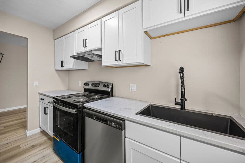 Bloomfield Apartment: 35 oakmount Avenue