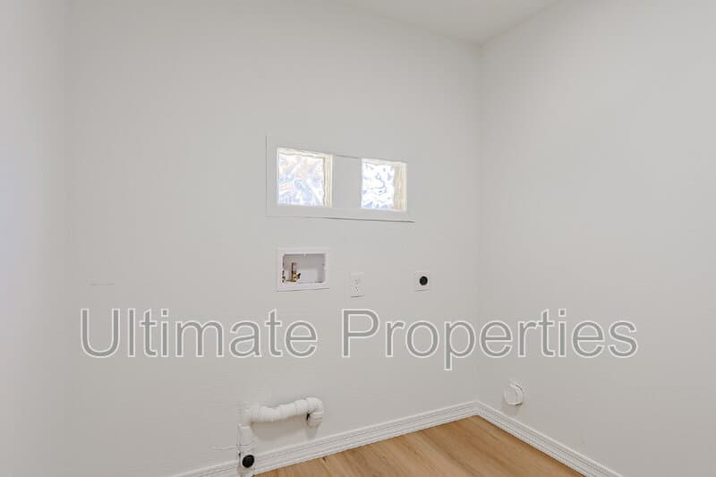 Phoenix House: 1619 W Pershing Ave