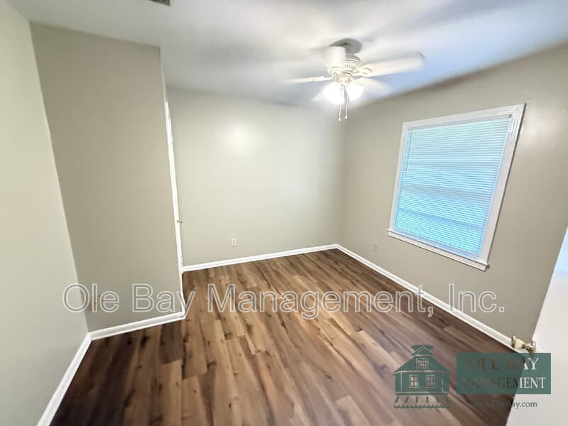 Mobile House: 119 Barbara Mitchell Dr E