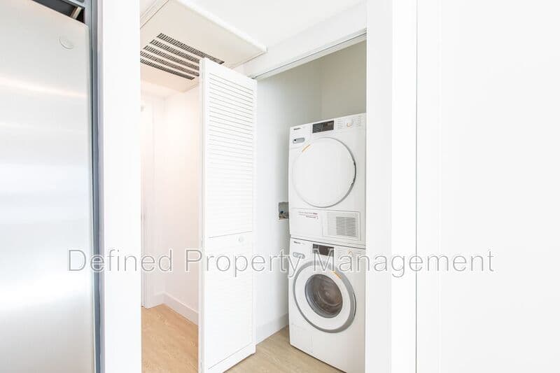 Los Angeles Condo: 6133 Eleanor Ave