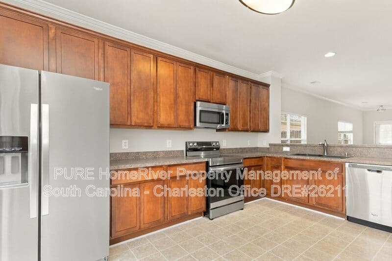 Summerville House: 207 Summer View Rd