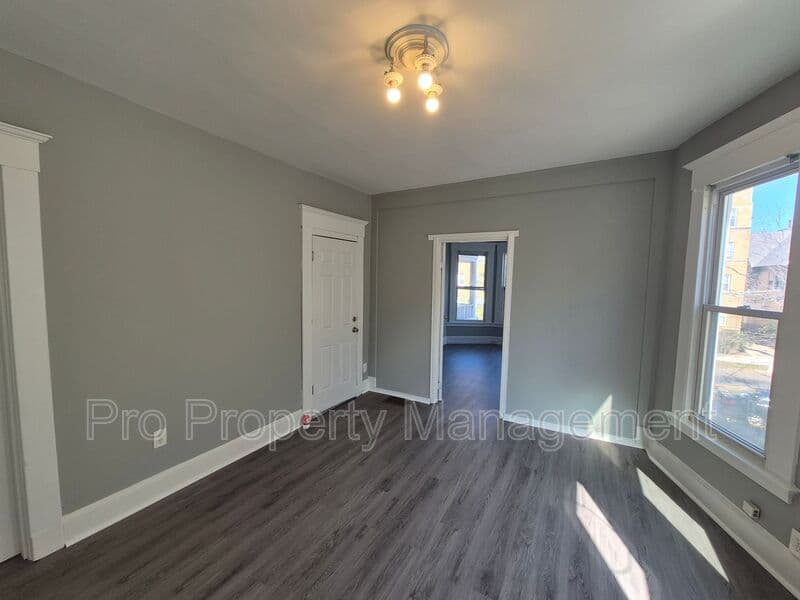 New Haven House: 1644 - 1646 Chapel Street