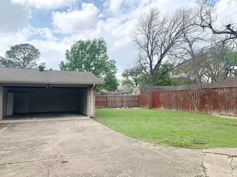 Irving House: 505 E Scotland Dr