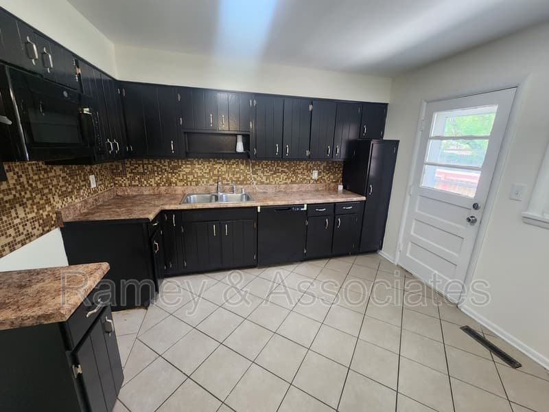 Louisville House: 6126 Middlerose Circle