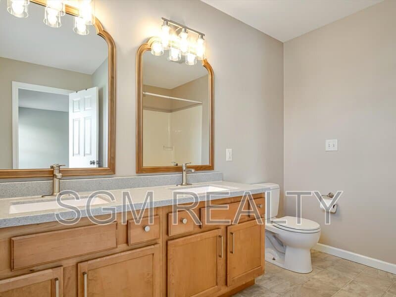 Waterloo House: 1116 Maplewood Ln