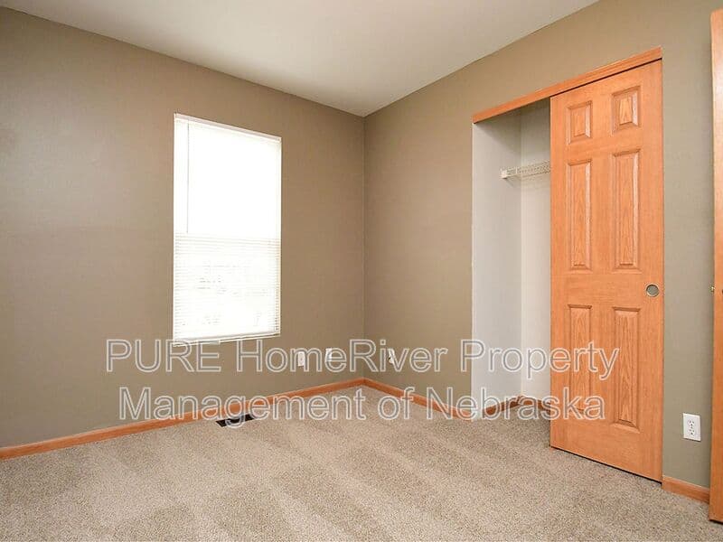 Omaha House: 7460 North 110th Ave