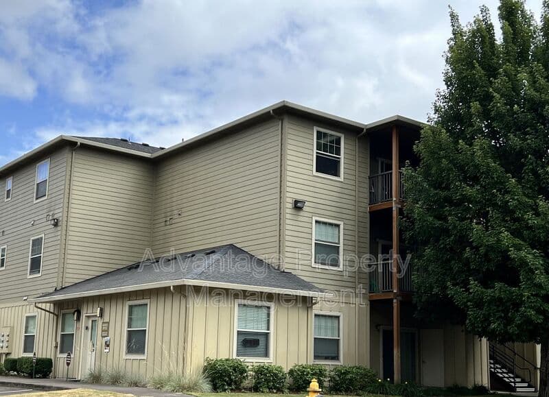 Monmouth House: 501 N Catron Place