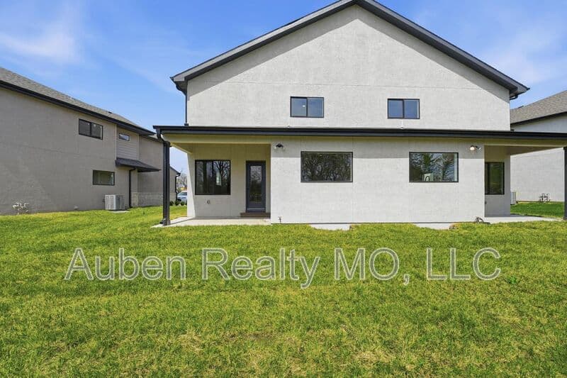 Lee's Summit House: 218 NW Orchard Ln