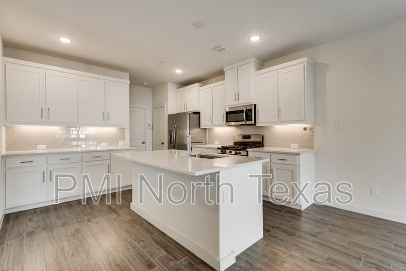 Little Elm House: 2709 Splendor Ln