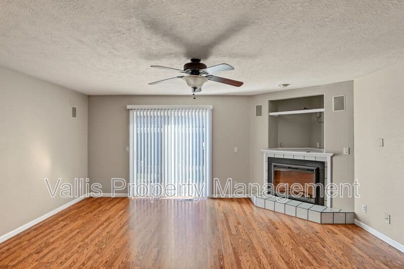 Salem House: 4468 Countryside Ct NE