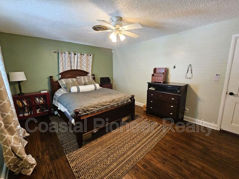 Tampa House: 7301 N 13th St