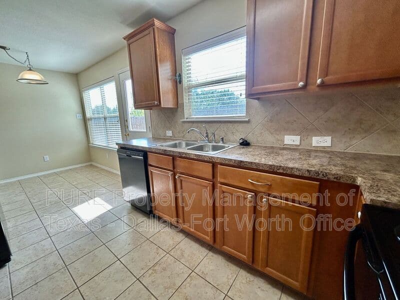 Haslet House: 809 San Miguel Trl