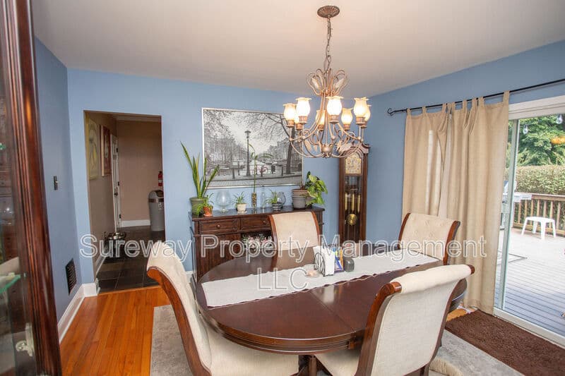 Magnolia House: 417 N Warwick Rd