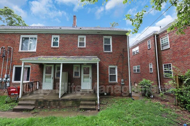 Columbus House: 53 S Burgess Ave
