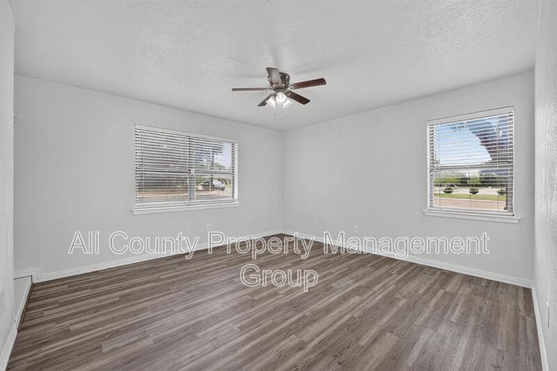 Bedford House: 2024 Charleston Drive
