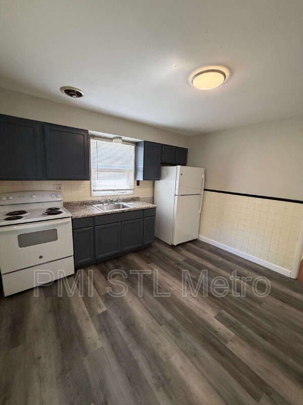 Saint Louis House: 9710 Balboa Dr