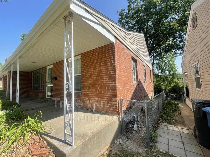 Saint Louis House: 7117 Forest Hill Dr