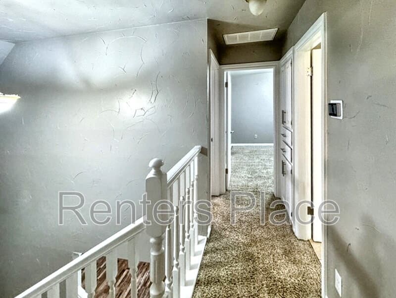 Edmond House: 2005 Mission Rd