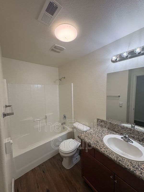 Tulare House: 2109 Bella Oaks Drive