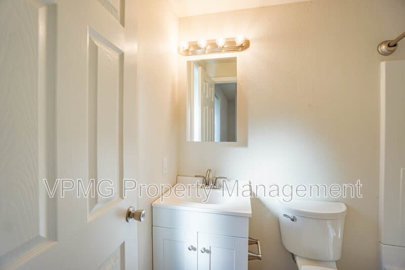 Vancouver House: 9407 Northeast 21st Street