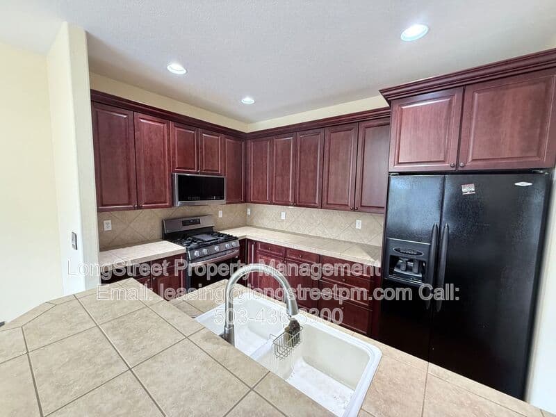 Salem House: 823 Crouchen St NW