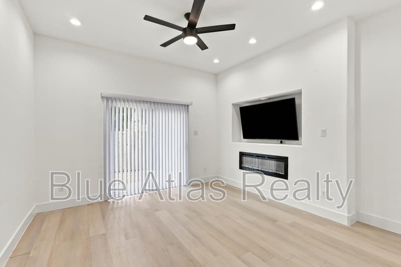 Dallas House: 2215 Bethurum Avenue