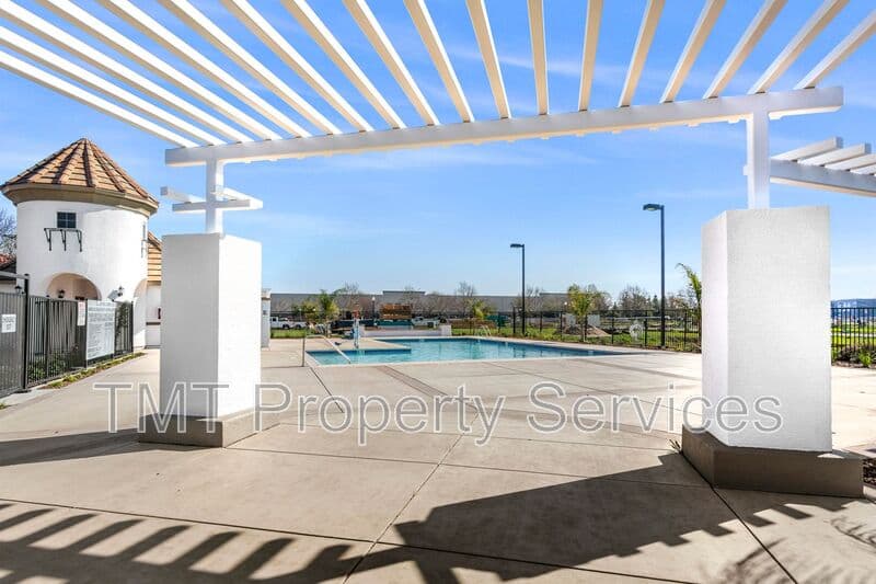 Sacramento Townhome: 31 Advantage Court