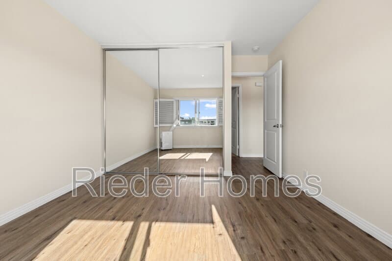 San Diego House: 6120 Decena Dr