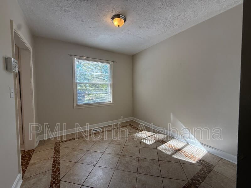 Huntsville House: 2026 Vanderbilt Dr SW
