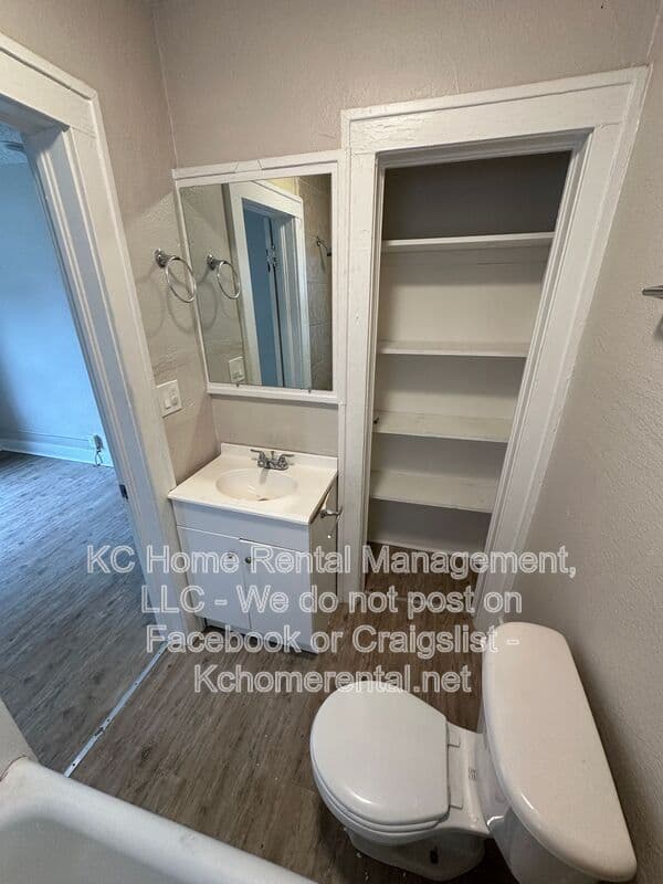 Kansas City House: 305-307 N Gladstone Blvd