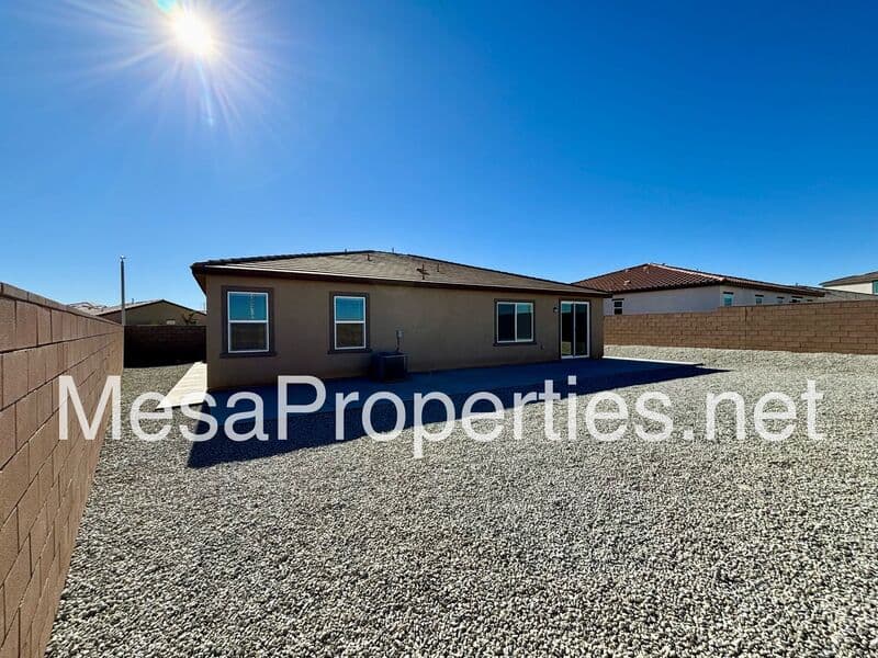 Victorville House: 10638 Sea Venture Way