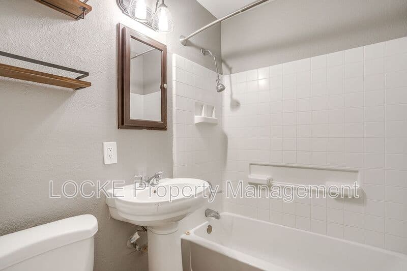 Fort Worth House: 3808 Bryce Ave
