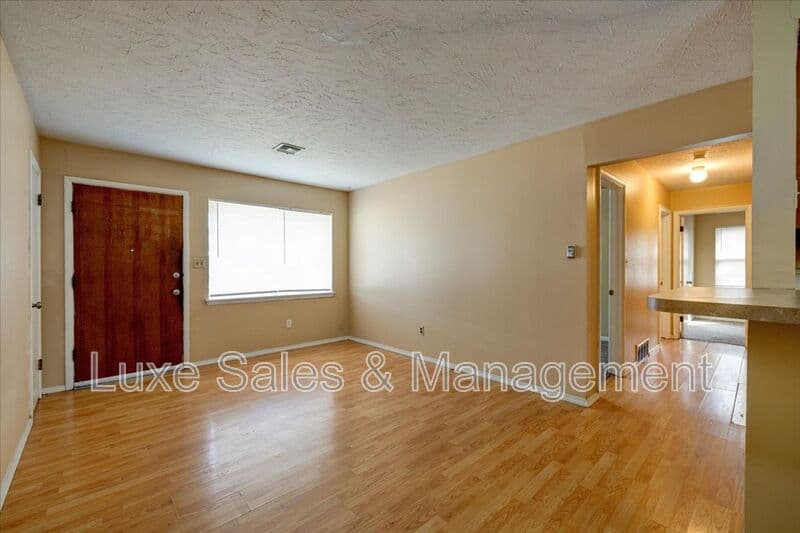 Midwest City House: 116 W. Rose Drive