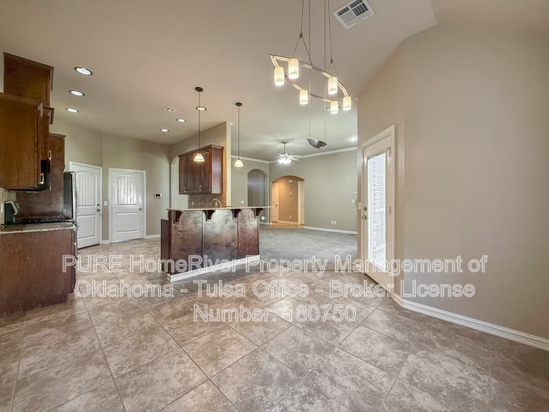 Broken Arrow House: 1012 W Fargo Ln