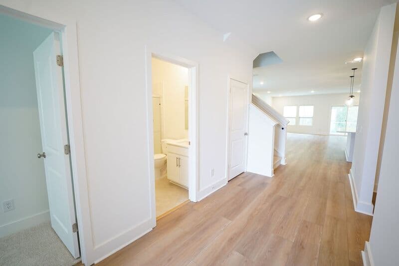 Bloomingdale House: 128 Kingswood Cir