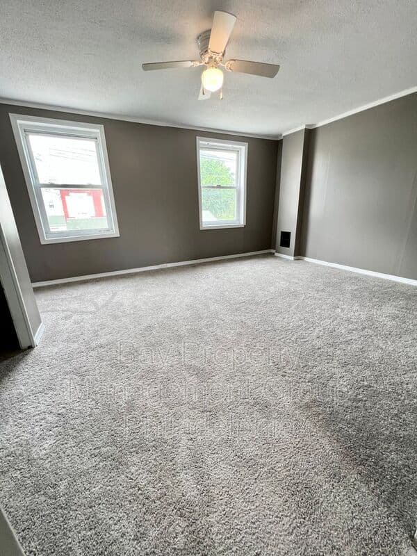 Brookhaven House: 16 3rd St