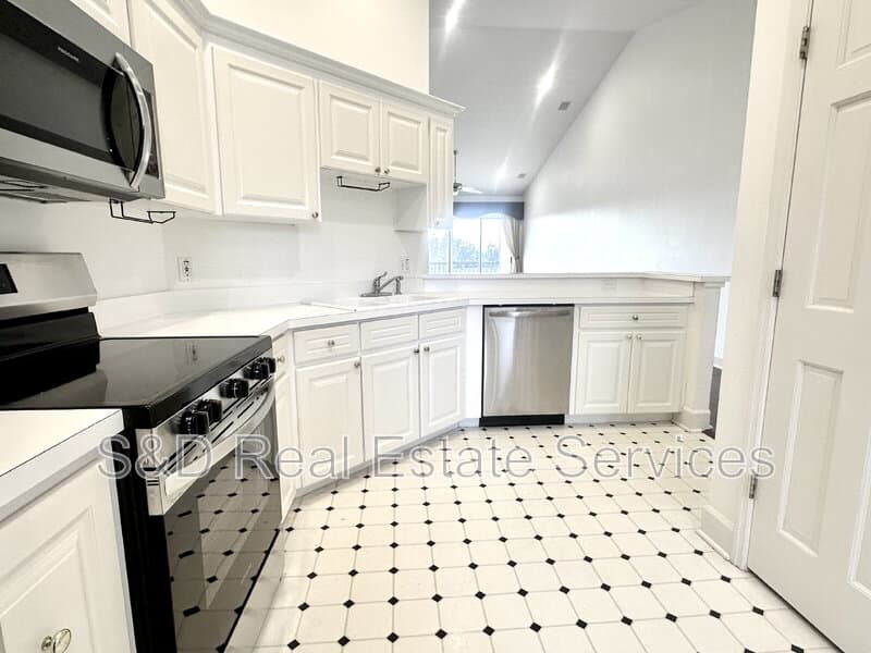 Lakeland Condo: 447 Enclave Place