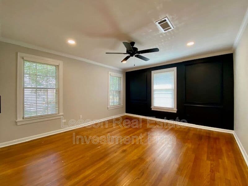 Shreveport House: 3792 Greenway Pl.