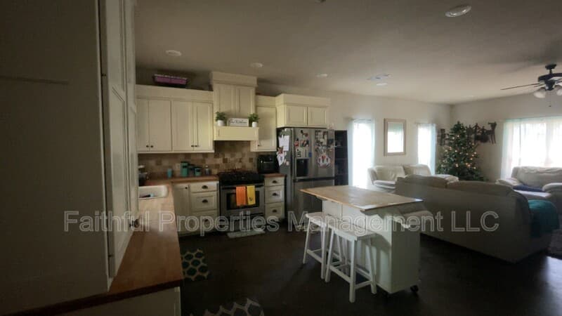 Tyler House: 4528 Byrd Ln