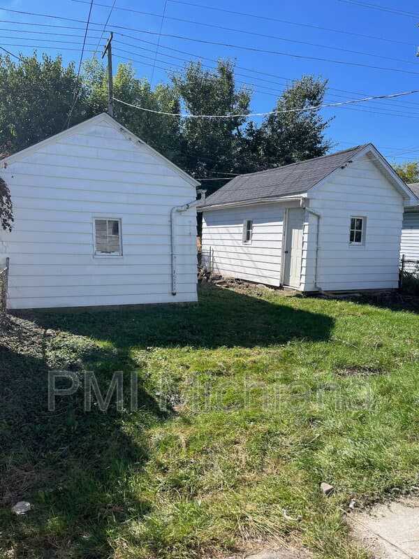 Mishawaka House: 121 W 12th St