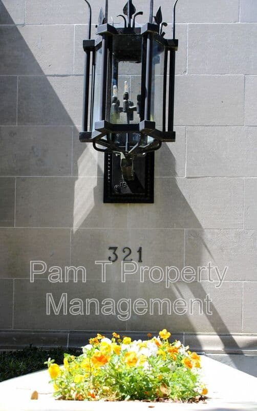 Savannah Condo: 321 Abercorn St.