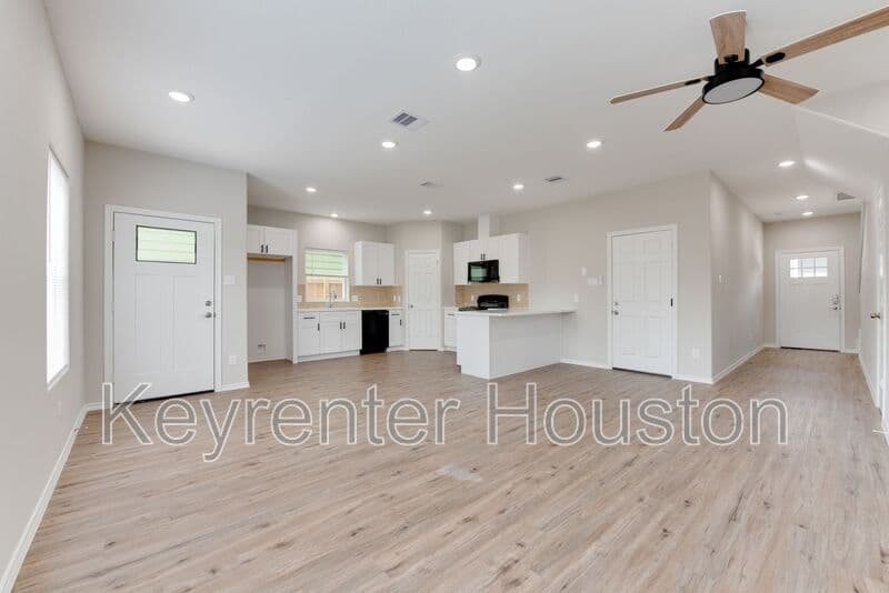 Houston House: 8203 Woodlyn Rd