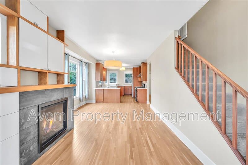 Portland House: 3431 SE Caruthers St