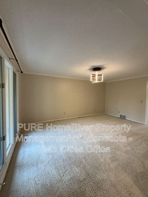 Edina House: 7420 Hyde Park Cir