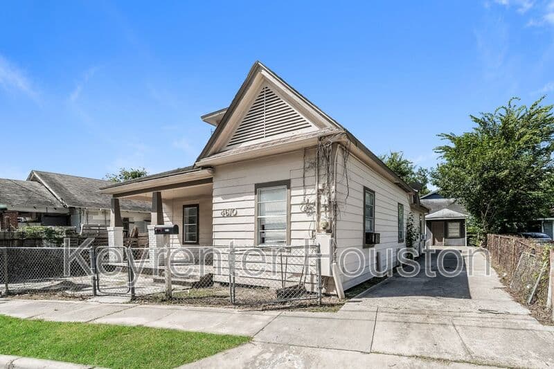 Houston House: 4610 Schroeder Rd