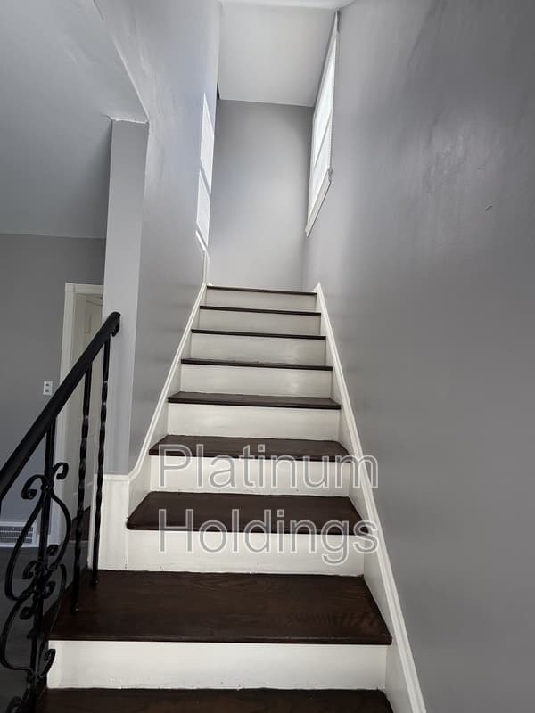 Beachwood House: 23908 East Baintree Road