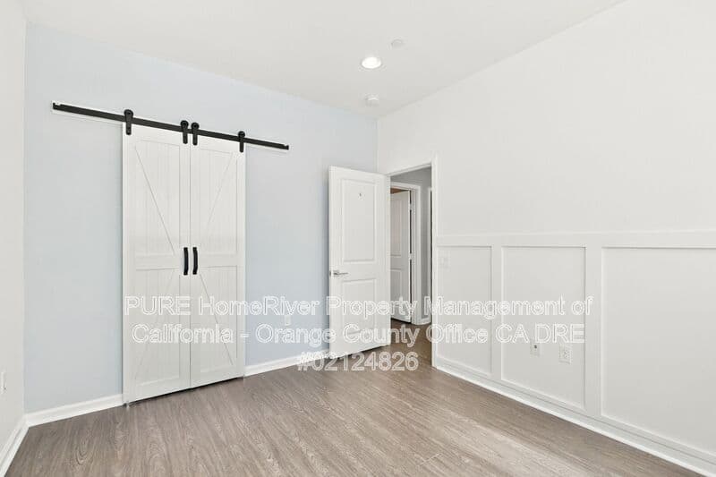 Lake Forest House: 208 El Paseo